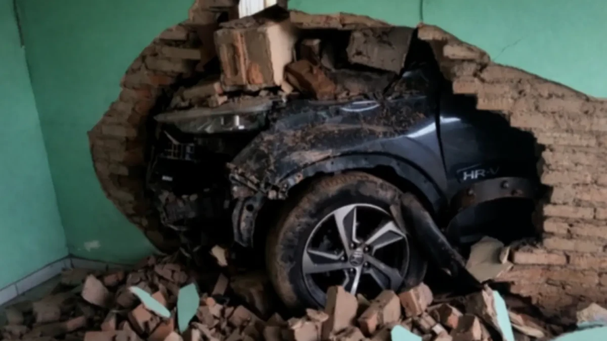 Carro em zigue-zague invade casa após destruir muro em Goiânia