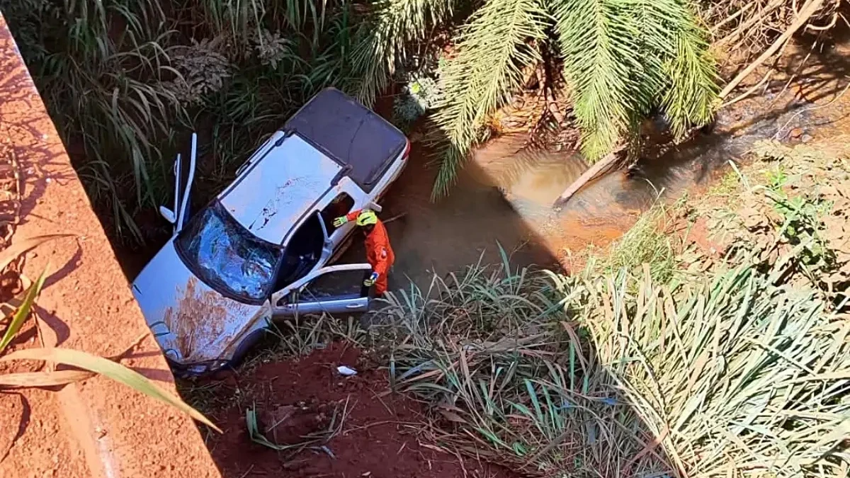 Motorista sobrevive após carro cair de ponte de 20 metros na GO-438
