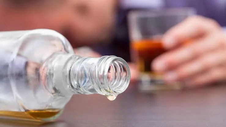 Alcoolismo cresce de forma silenciosa e muitos brasileiros não percebem que já enfrentam uma dependência
