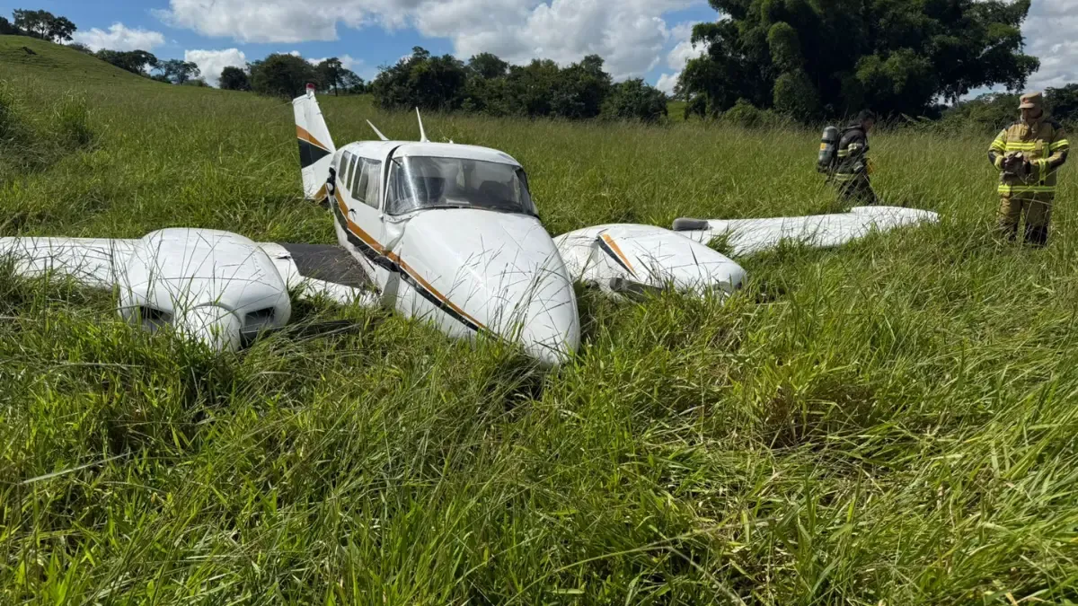 Avião faz pouso de emergência em Trindade e moradores resgatam ocupantes