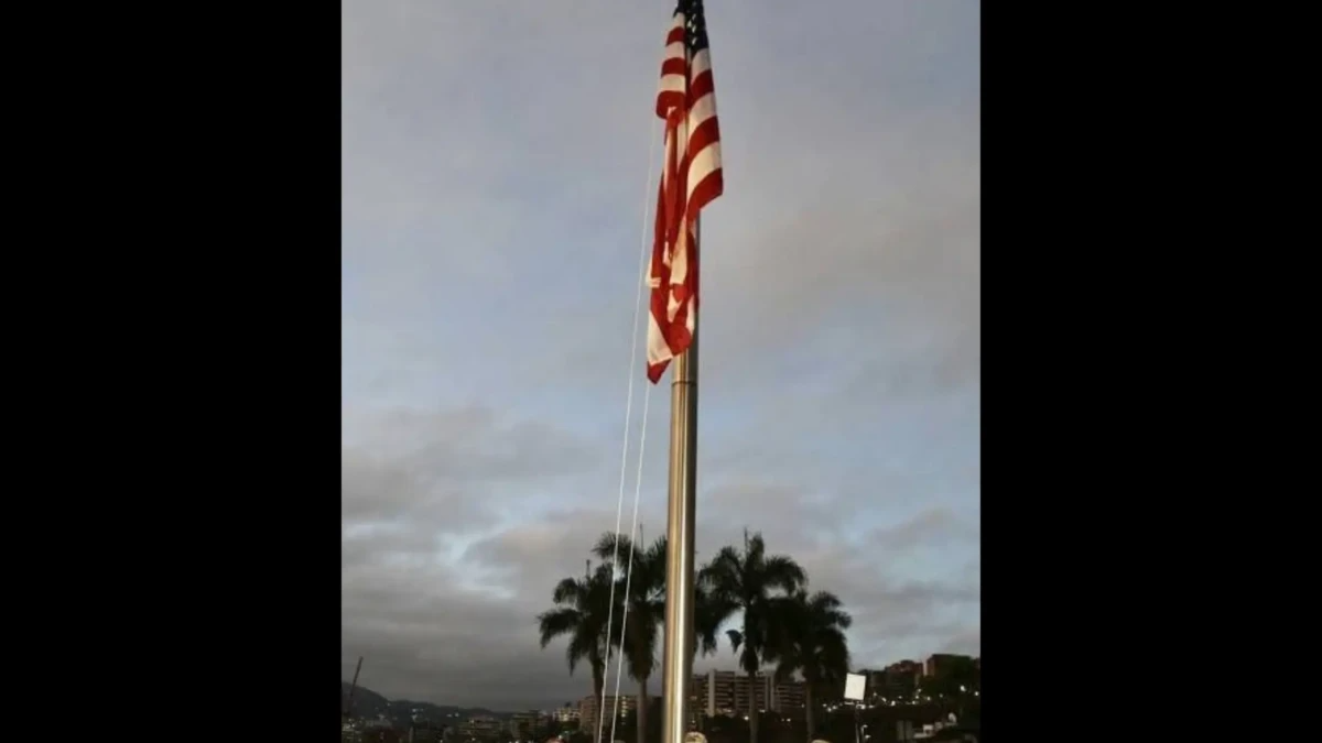 Bandeira dos EUA volta a ser hasteada em embaixada na Venezuela após 7 anos