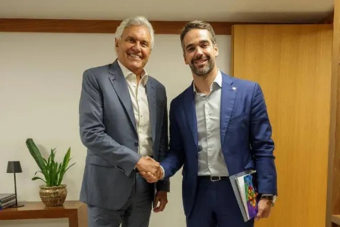 Eduardo Leite sela paz no PSD e declara apoio à pré-candidatura de Ronaldo Caiado para 2026