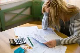 Endividamento atinge quase 76% das famílias em Goiás; cartão de crédito é o principal vilão