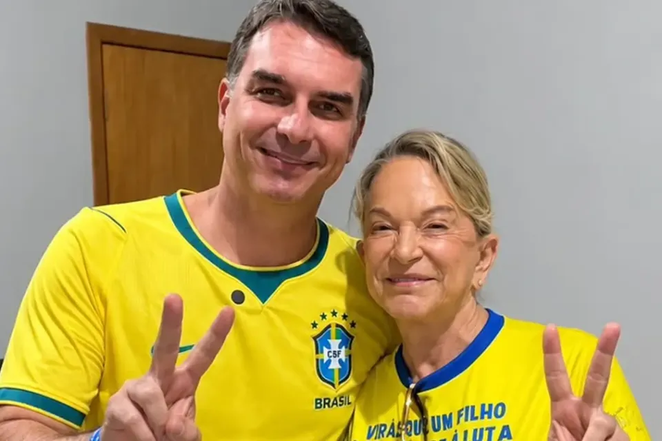 Flávio Bolsonaro declara apoio a Magda Mofatto em Goiânia e critica Lula durante carreata