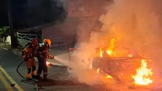 Motociclista de 21 anos morre após colisão seguida de incêndio em Goiânia