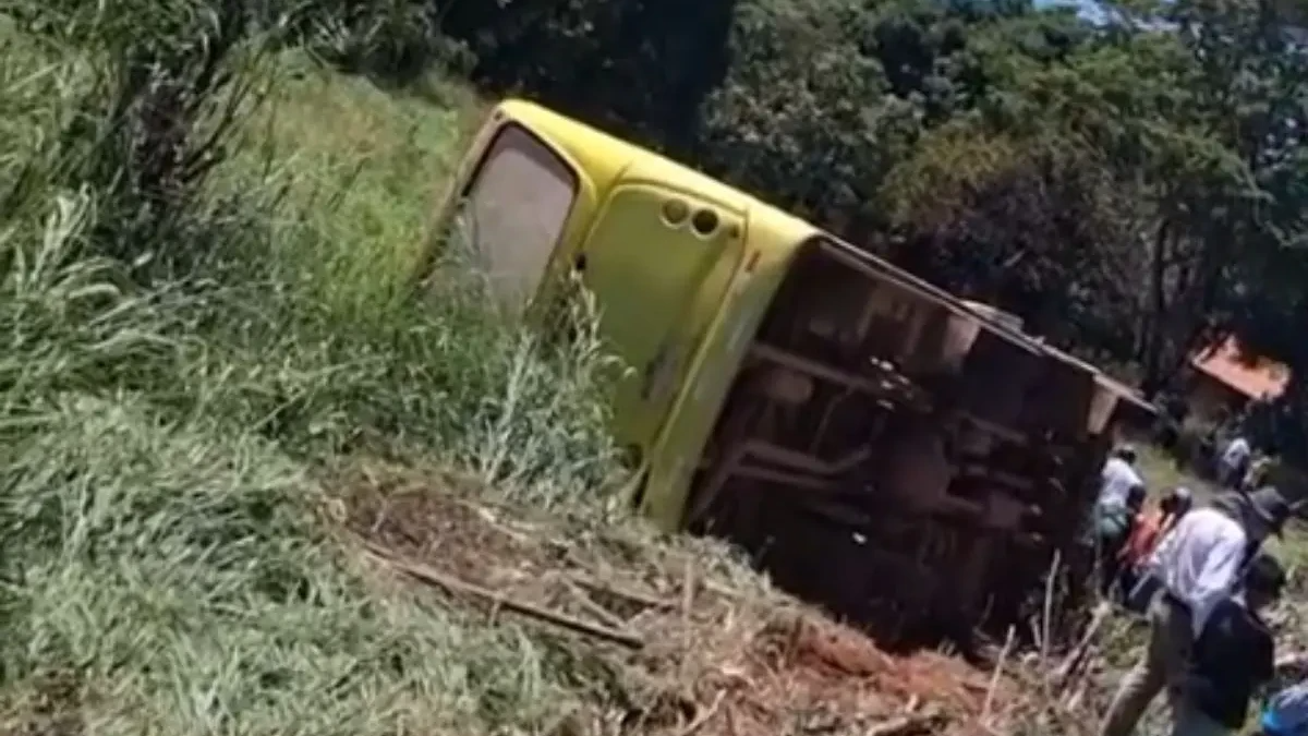 Ônibus cai de ribanceira em Abadia de Goiás; fim de semana também registra acidente grave na BR-153