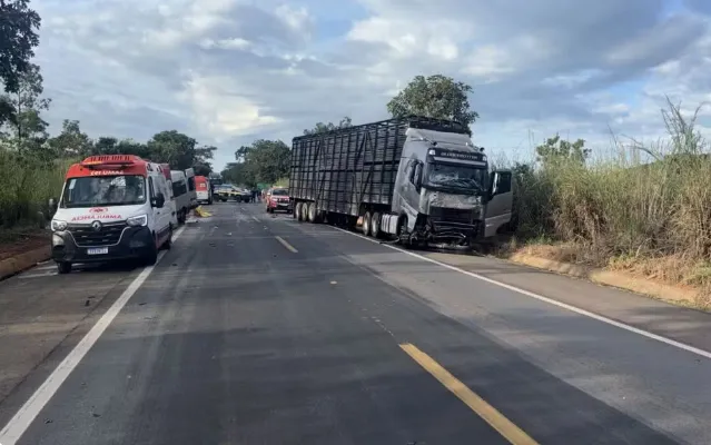 Tragédia na BR-020: Colisão frontal entre van, caminhonete e caminhão deixa 8 mortos em Formosa